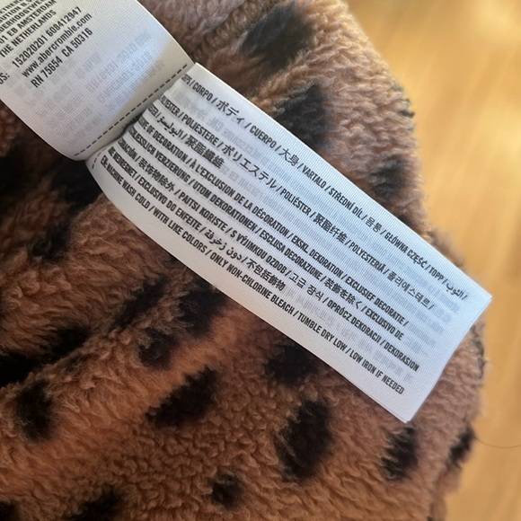 Abercrombie & Fitch | XS Leopard Fleece Button Jacket - Picture 4 of 4